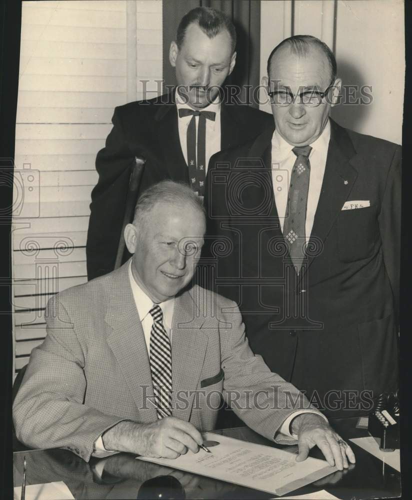 1957 Press Photo Edwin Kuykendall with others signing papers, Texas - saa26206- Historic Images