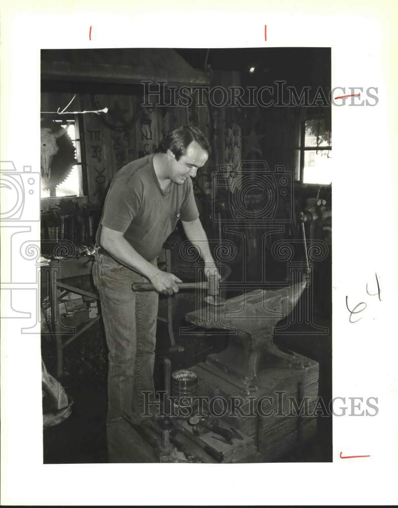 1987 Press Photo Richard Ross working at anvil, Ingram's Guadalupe Forge, Texas