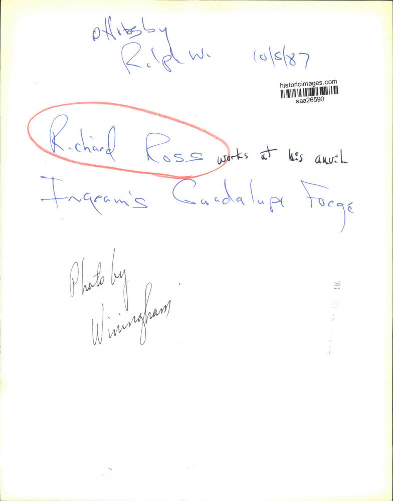 1987 Press Photo Richard Ross working at anvil, Ingram's Guadalupe Forge, Texas