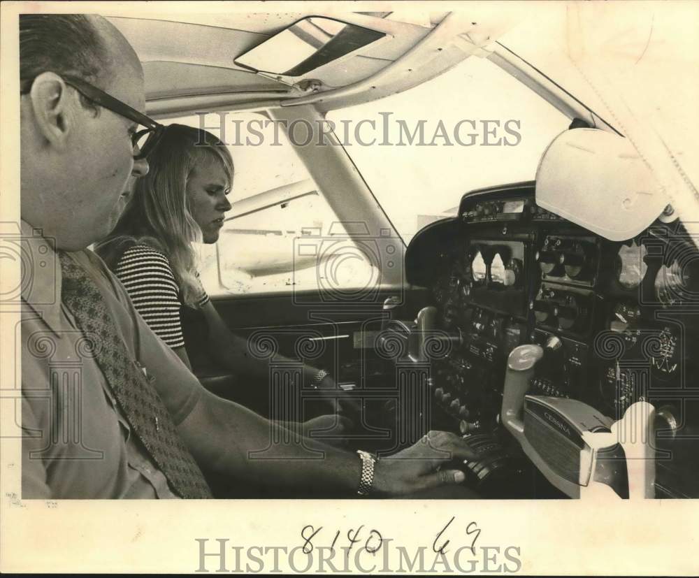 1973 Press Photo George Lindgran and daughter Joyce at controls of airplane- Historic Images