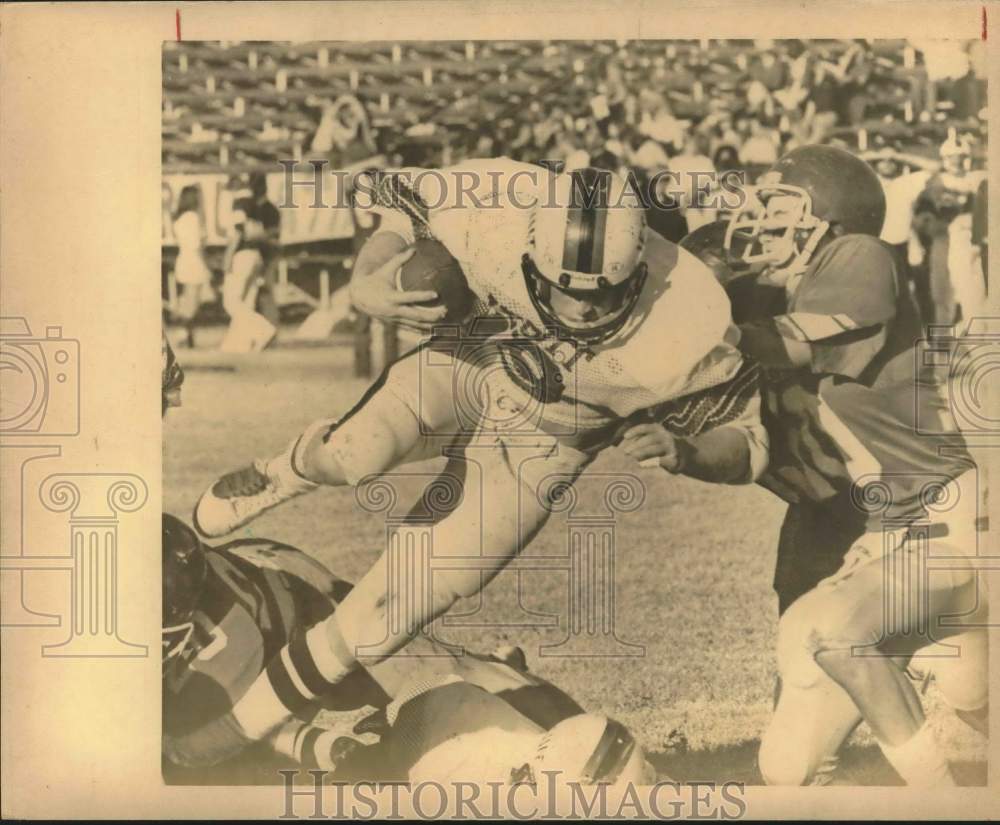 1980 Press Photo Jesuit player running with football in game with C. Cath, Texas- Historic Images