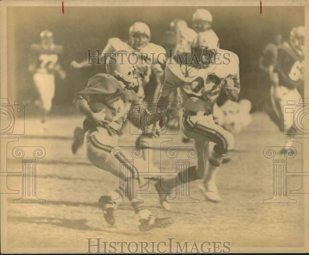 1980 Press Photo Player running with football in Lee game, Texas - saa27196- Historic Images