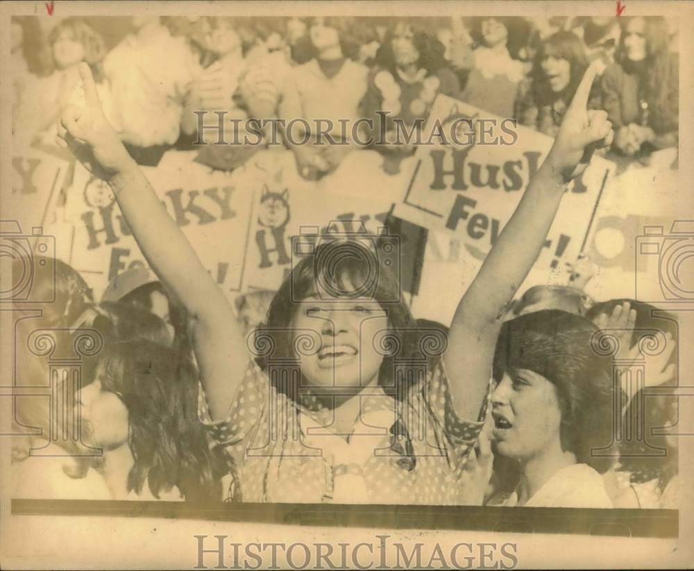 1980 Press Photo Deedee Palomo leading Holmes Huskies pep rally, Texas- Historic Images