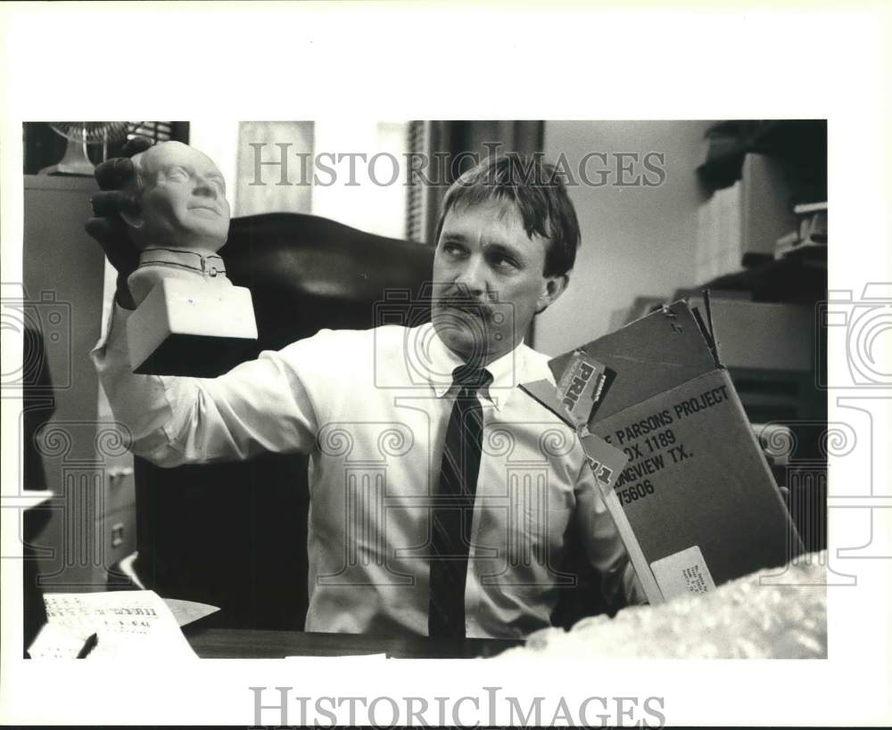 1987 Press Photo Jay Rosser holding bust of Pope - saa27272
