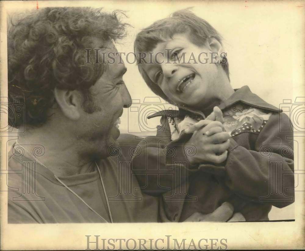 1978 Press Photo Albert Rodriguez holding Stephanie - saa27289