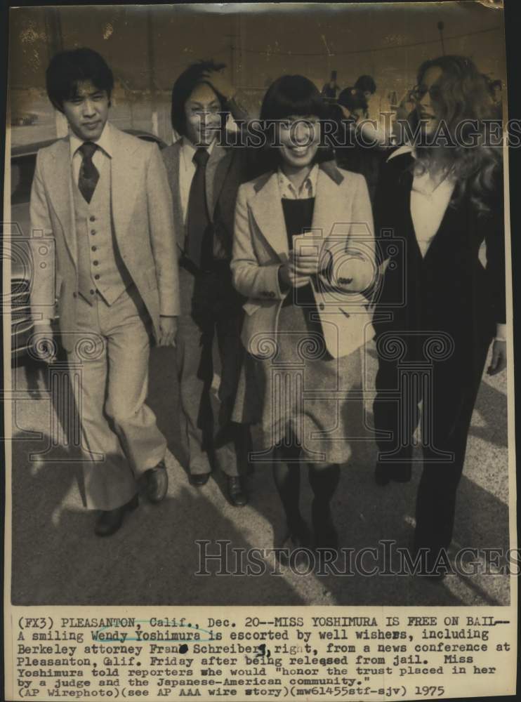 1975 Press Photo Wendy Yoshimura with others after release from jail, California- Historic Images