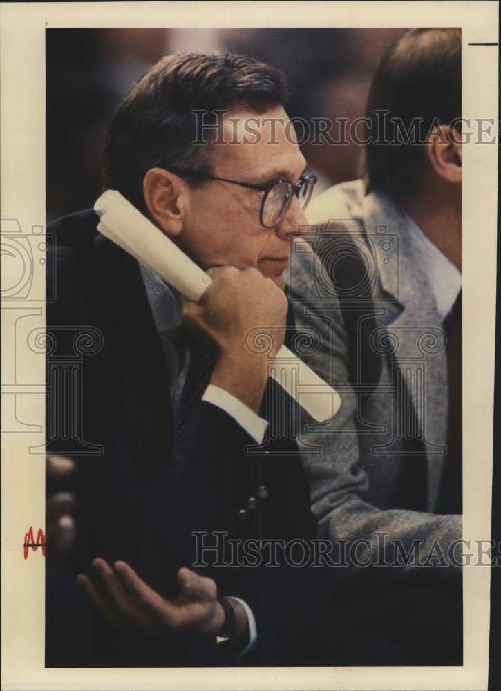 1989 Press Photo Larry Brown watching Spurs vs Trailblazers game, Texas- Historic Images