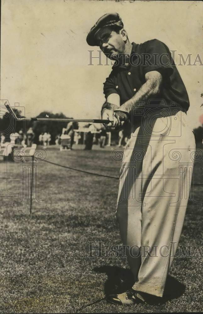 1941 Press Photo Lloyd Magnum swinging golf club - saa27633- Historic Images