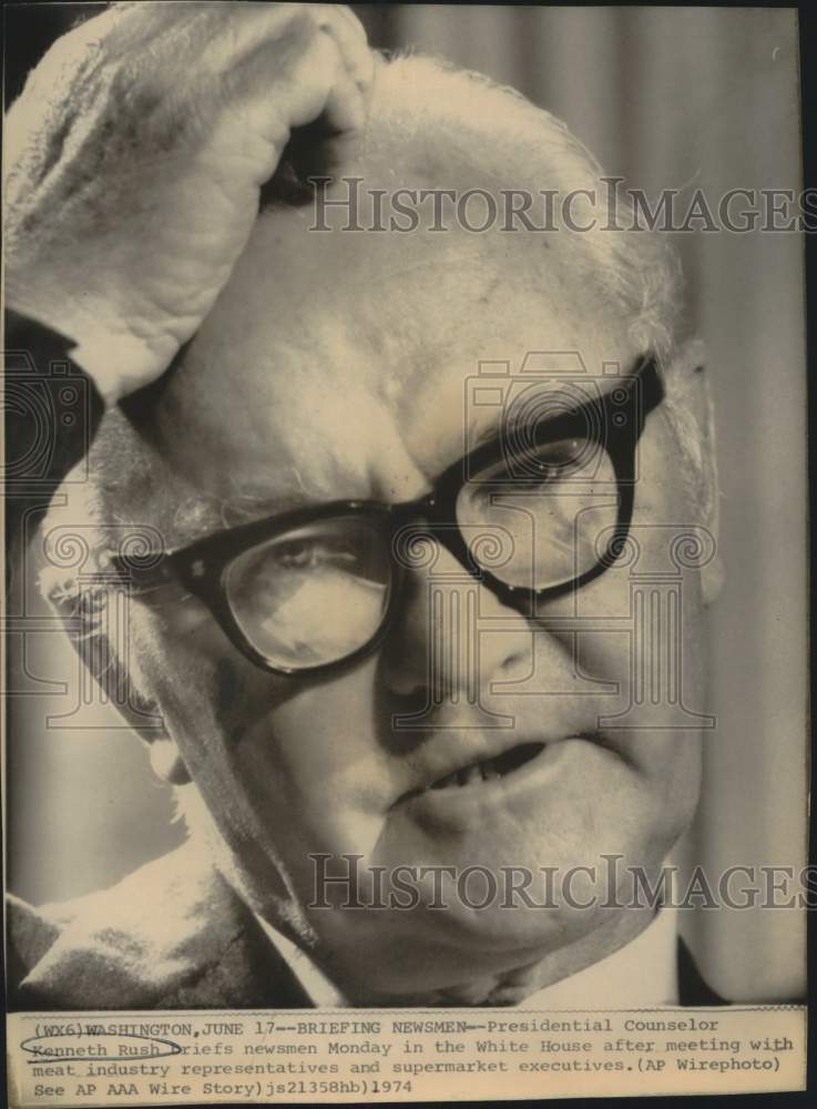 1974 Press Photo Presidential Counselor Kenneth Rush briefs newsmen, Washington