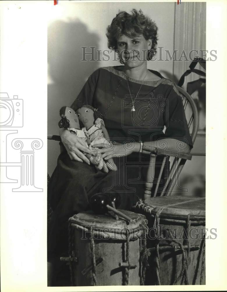 1986 Press Photo Carol Ann Sahm holding dolls made in Honduras, Texas