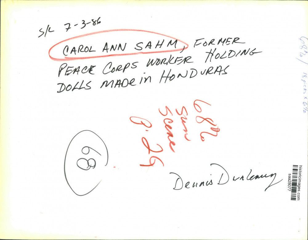 1986 Press Photo Carol Ann Sahm holding dolls made in Honduras, Texas