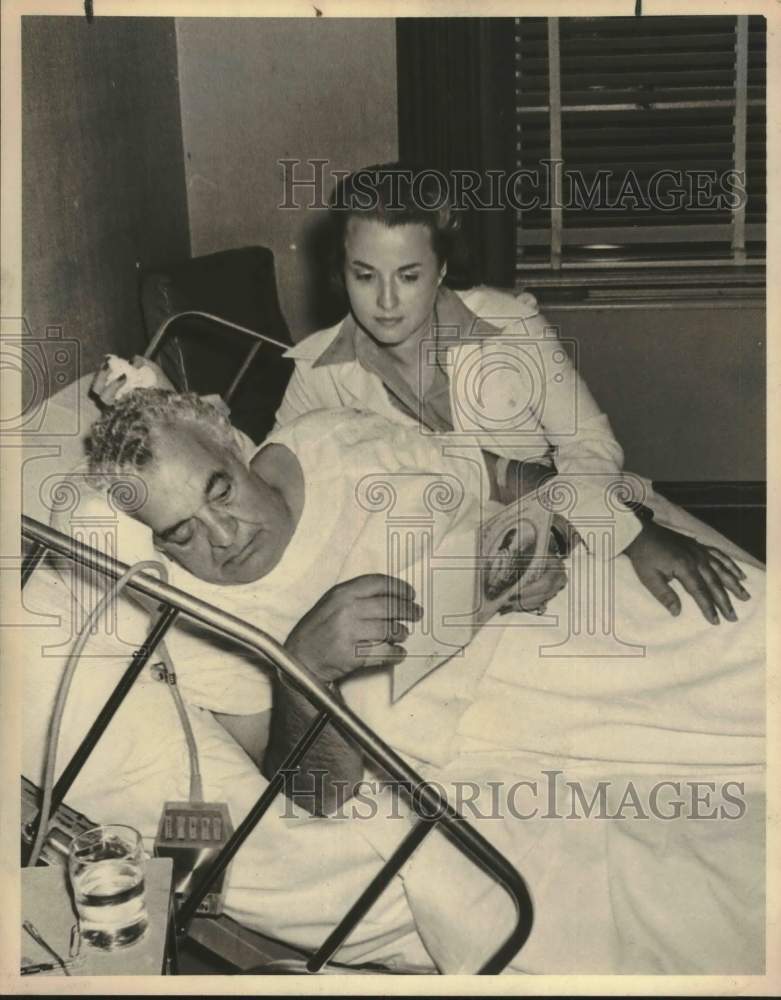 1977 Press Photo Mrs. John Monfrey with her husband John in a hospital