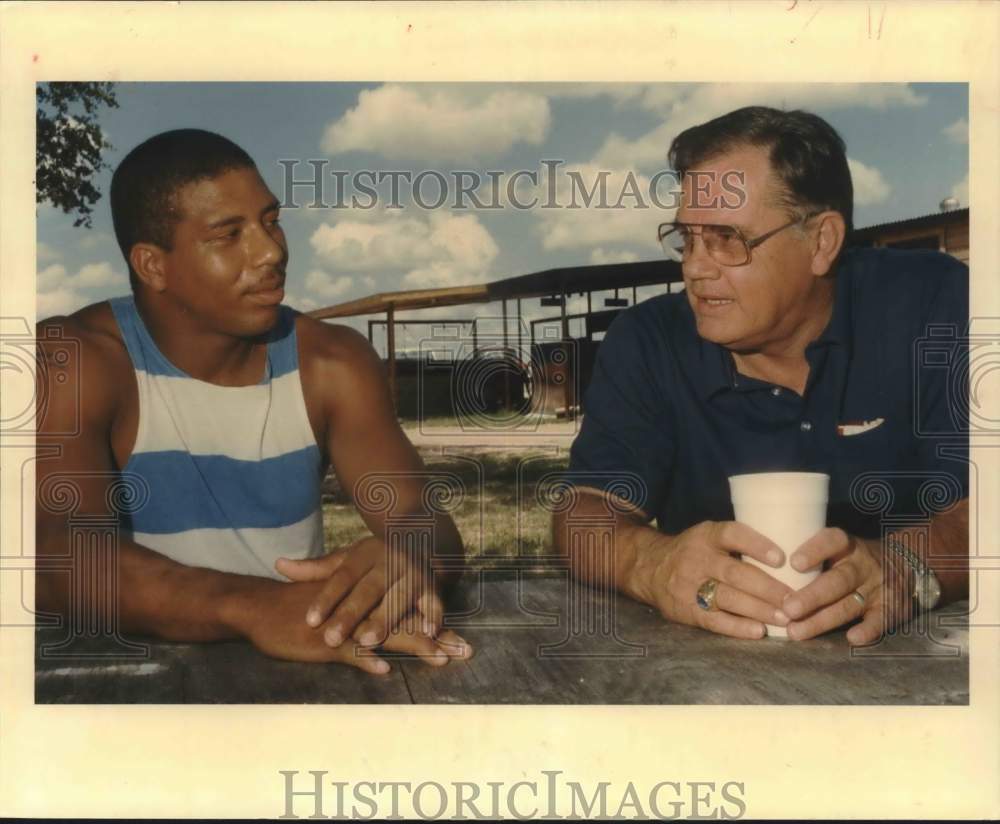 1988 Press Photo Robert Strait, Cuero High football star and Kenneth Hall, Texas- Historic Images