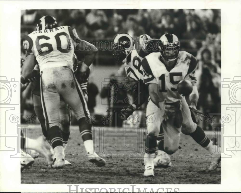 1983 Press Photo Los Angeles Rams Quarterback Vince Ferragamo catching ball- Historic Images