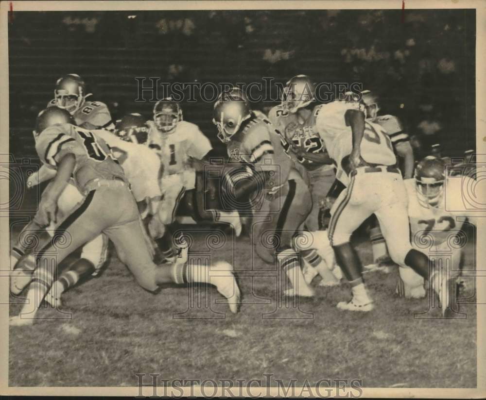 1978 Press Photo Gilbert Tijenina going down the middle for yards, Texas- Historic Images