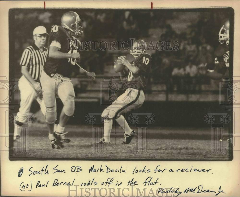 1977 Press Photo South San quarterback Mark Davila and Paul Bernal, Texas- Historic Images