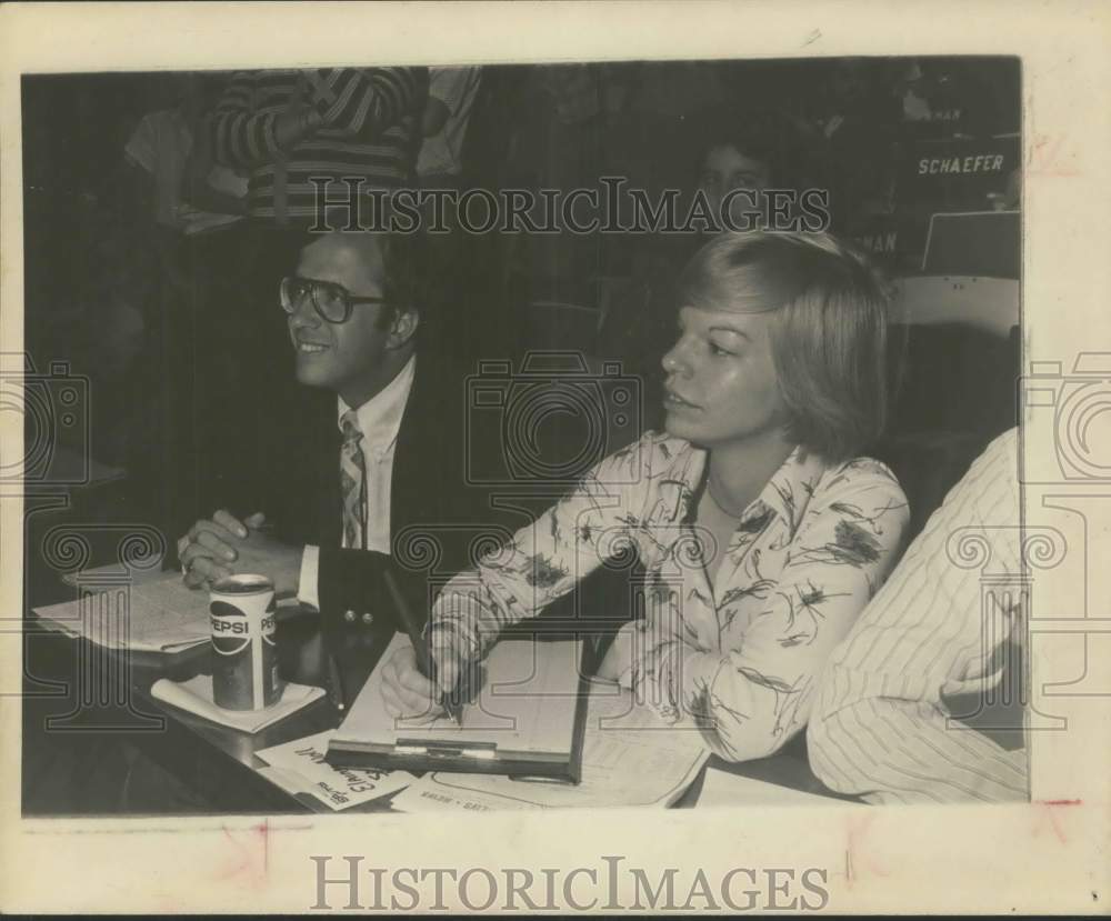 1979 Press Photo Kevin O&#39;Keefe with sportswriter Elaine Noll, Texas - saa28584- Historic Images