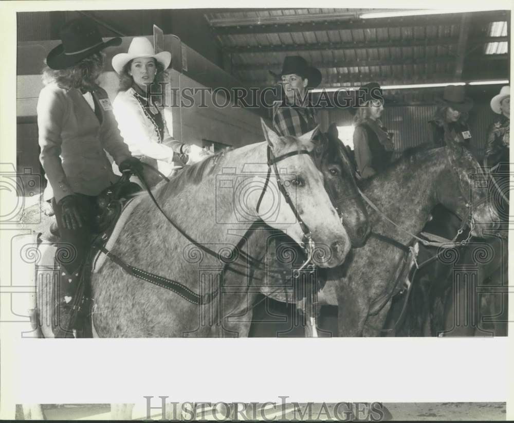 1985 Press Photo San Antonio Rodeo Queen participants on their horses, Texas- Historic Images