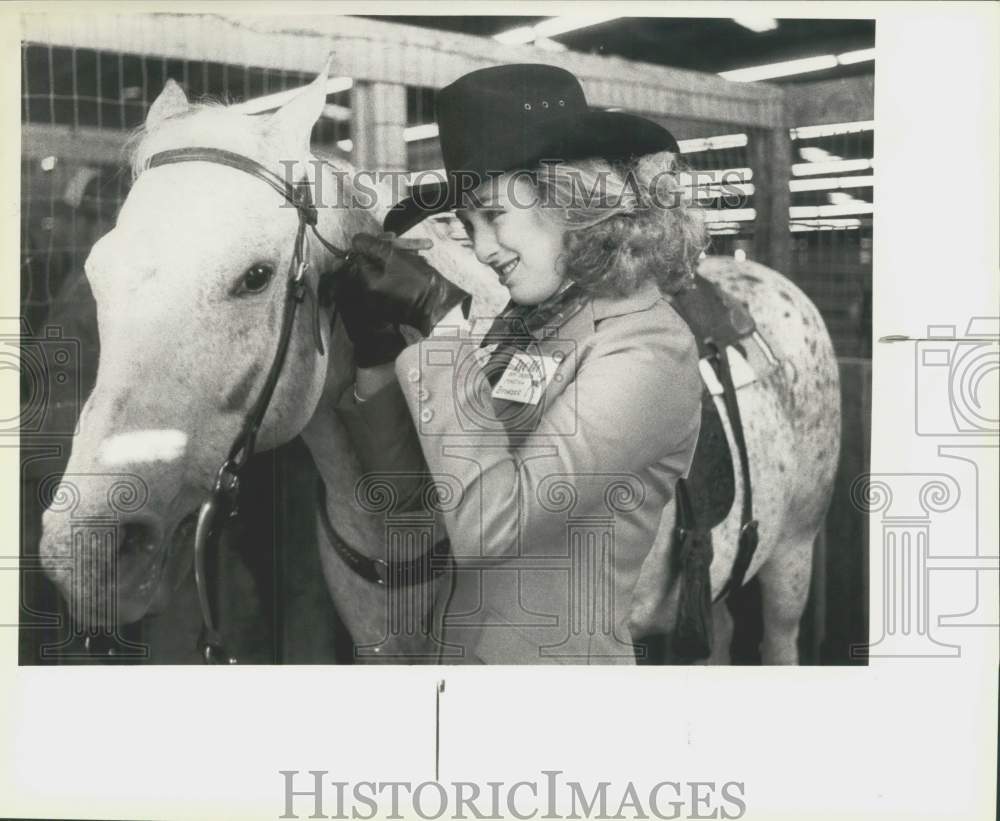 1985 Press Photo Rodeo Queen Martha Carol Browder with her horse, Texas- Historic Images