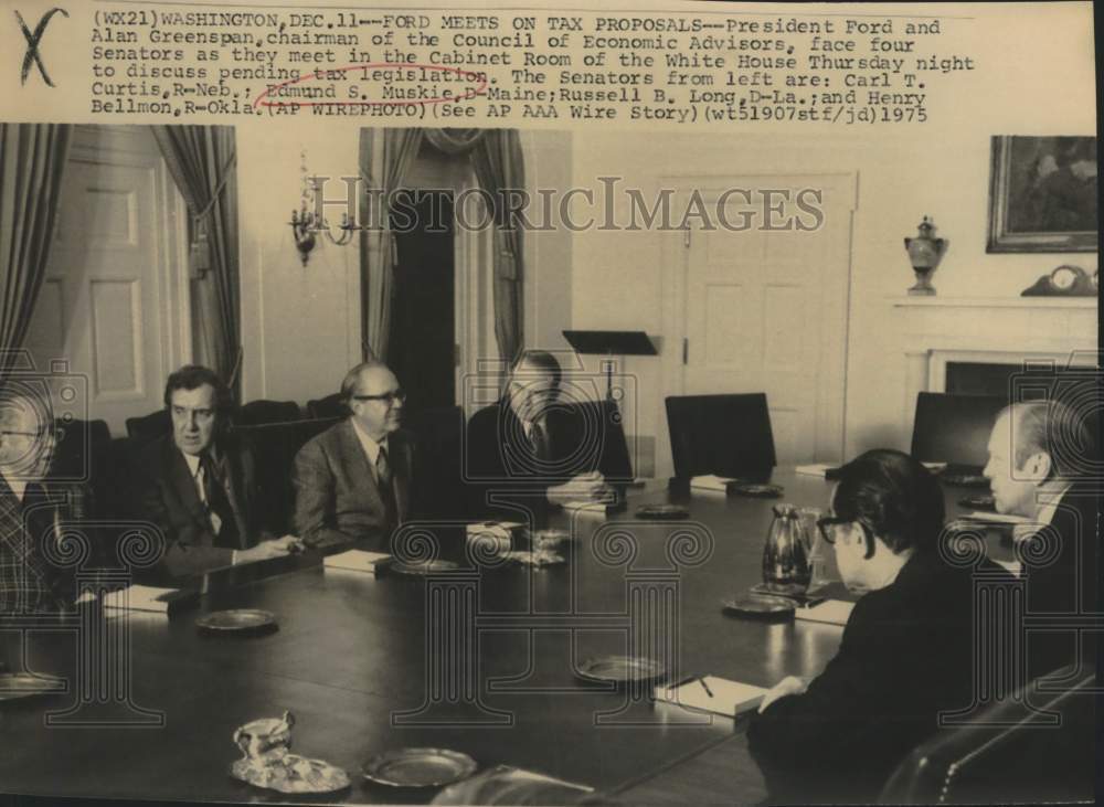 1975 Press Photo President Ford meeting with Senators at White House, Washington