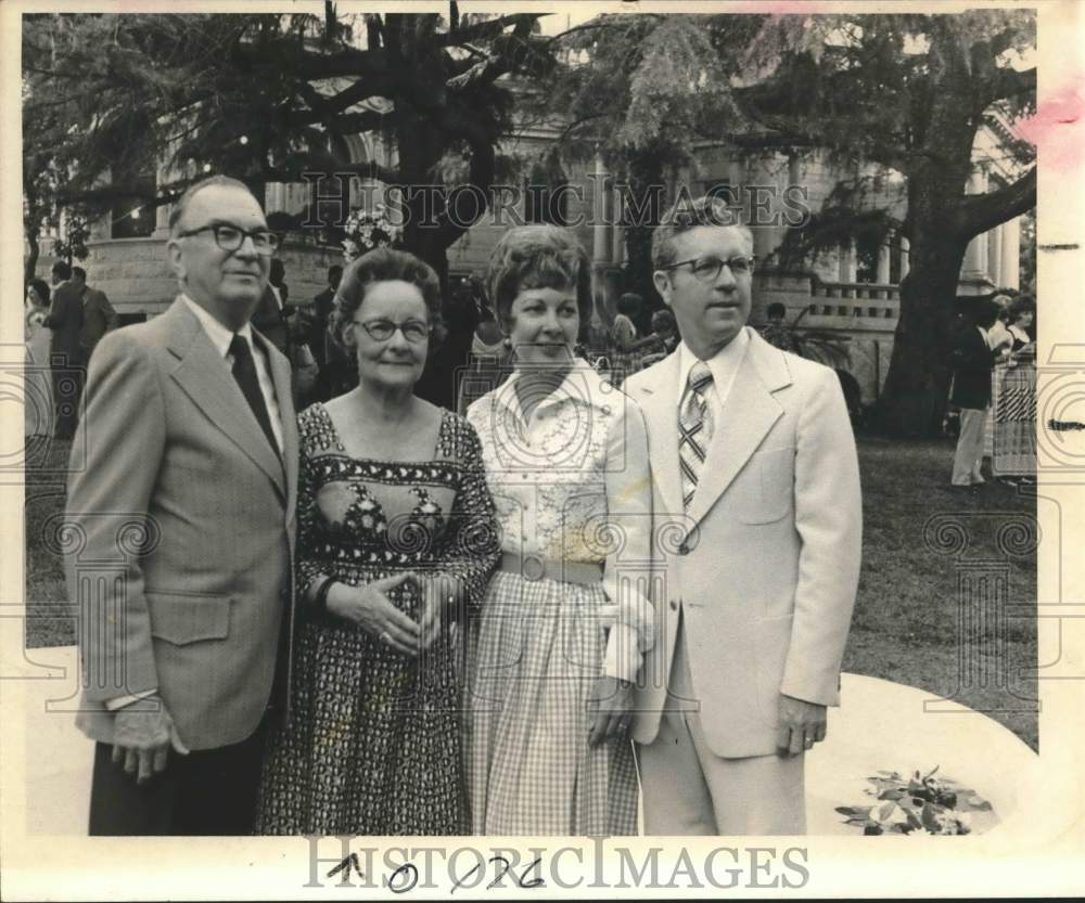 1973 Press Photo Union Jr. College Board of Trustees host garden party, Texas- Historic Images