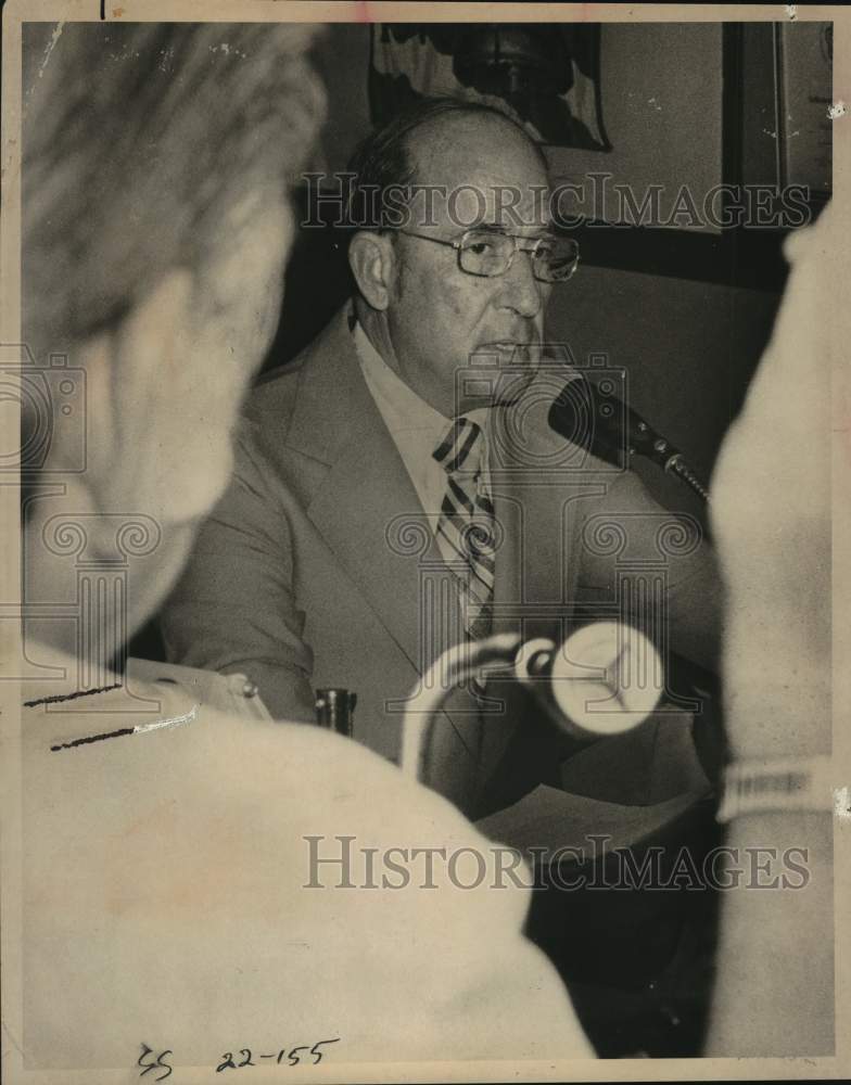 1979 Press Photo Police Chief E. E. Peters speaking at microphone, Texas
