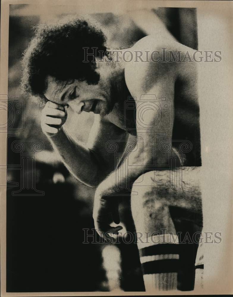 1975 Press Photo Henry Marshall after doing 1499 pushups in 37 minutes, Texas- Historic Images