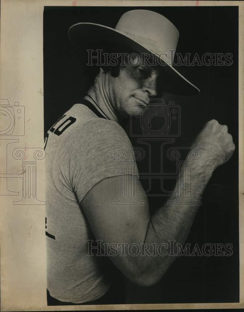 1975 Press Photo Henry Marshall, world push-up champ in arm wrestling contest- Historic Images