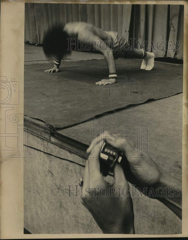 1975 Press Photo Judge counts Henry Marshall&#39;s push-ups for new speed record,- Historic Images