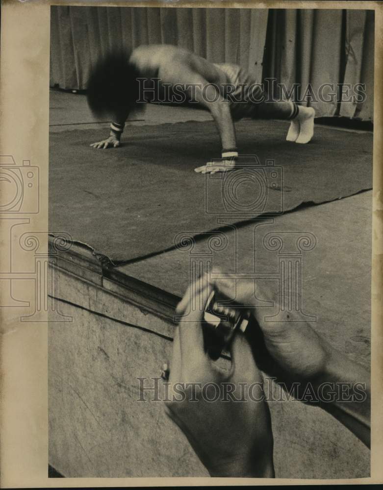 1975 Press Photo Judge counts Henry Marshall's push-ups for new speed record,- Historic Images