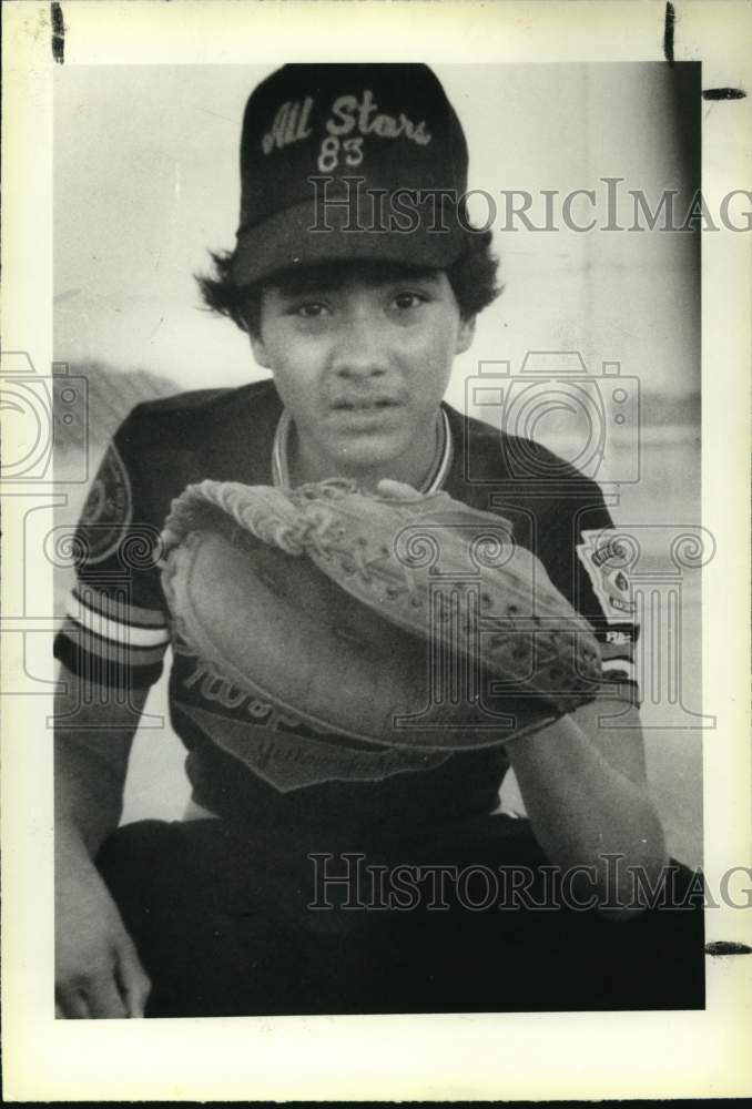 1985 Press Photo Reggie Perez holding his catchers mitt at Cuellar Park, Texas- Historic Images