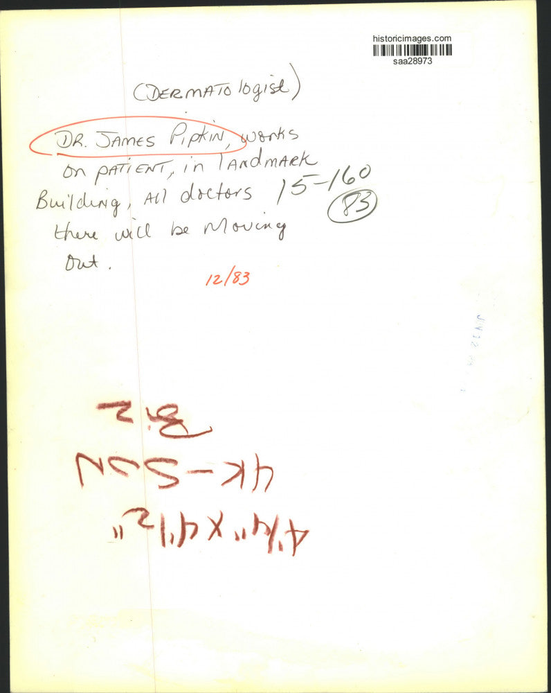 1983 Press Photo Dermatologist Dr. James Pipkin working on patient, Texas