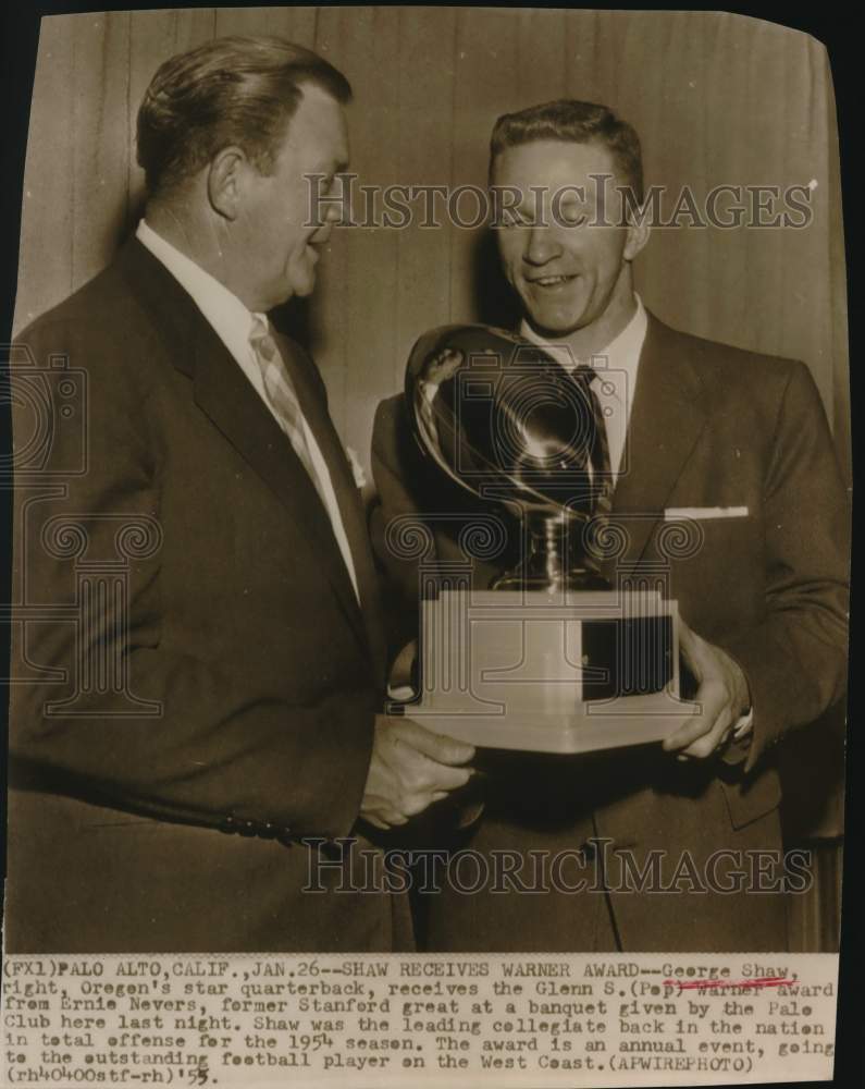 1955 Press Photo Ernie Nevers presenting Warner award to George Shaw, California- Historic Images