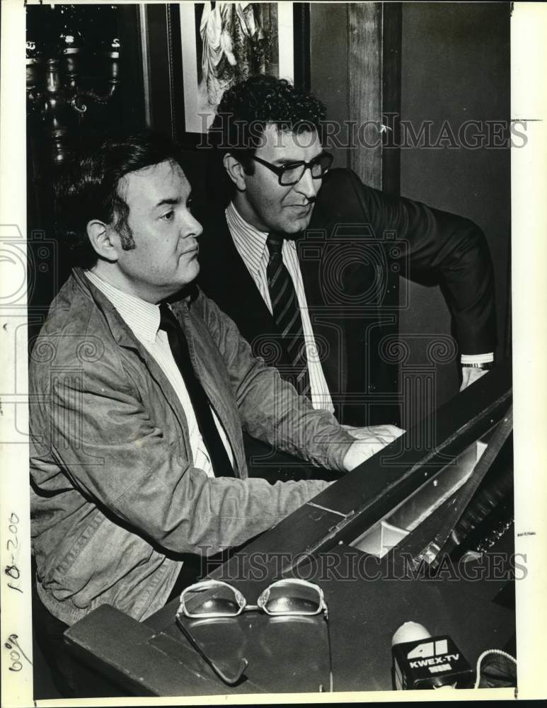 1987 Press Photo Robert Rodriguez with gentleman playing a piano, Texas