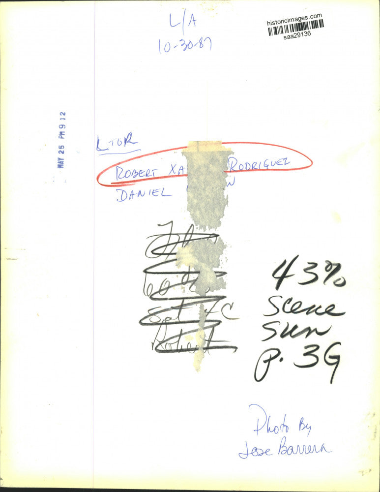 1987 Press Photo Robert Rodriguez with gentleman playing a piano, Texas