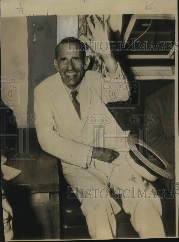 Press Photo Dr. Ramon Grau San Martin waving a greeting - saa29146- Historic Images