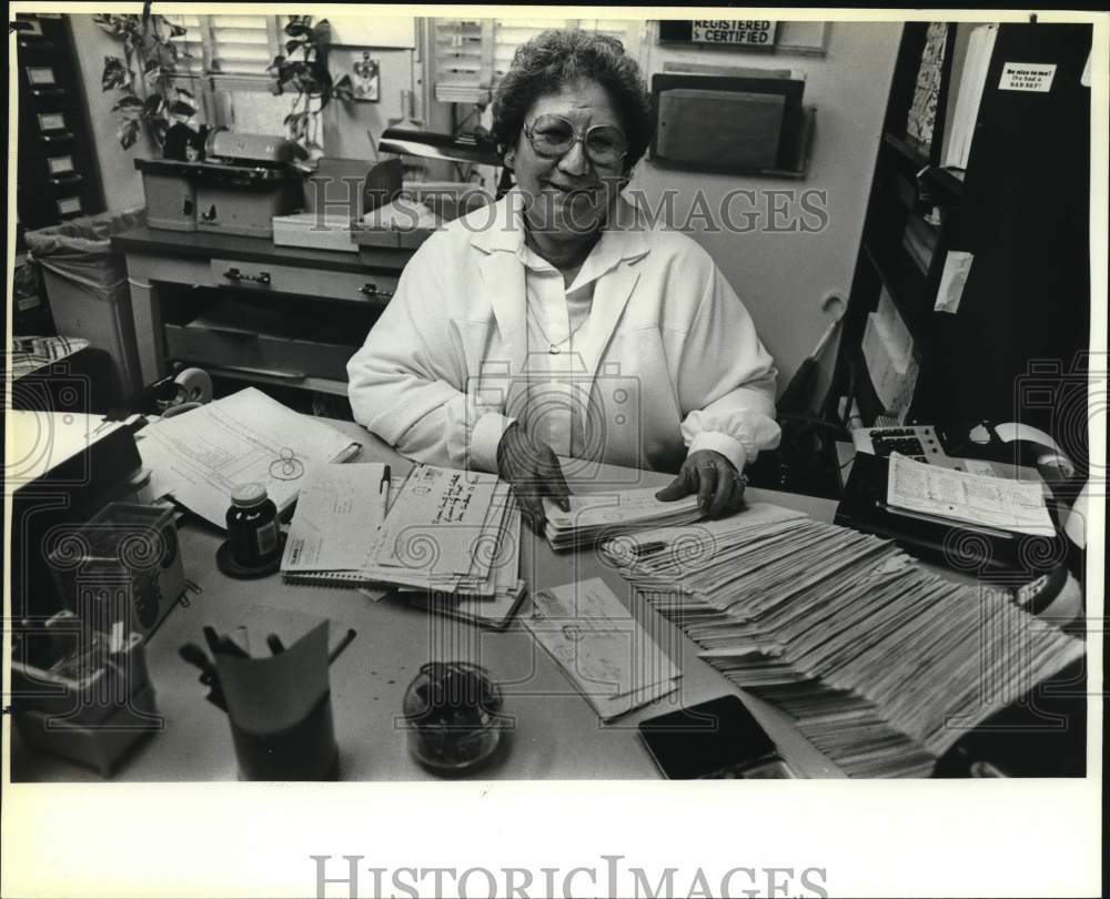 1986 Press Photo Lilia Poss, Bexar County Tax Assessor at her desk, Texas- Historic Images