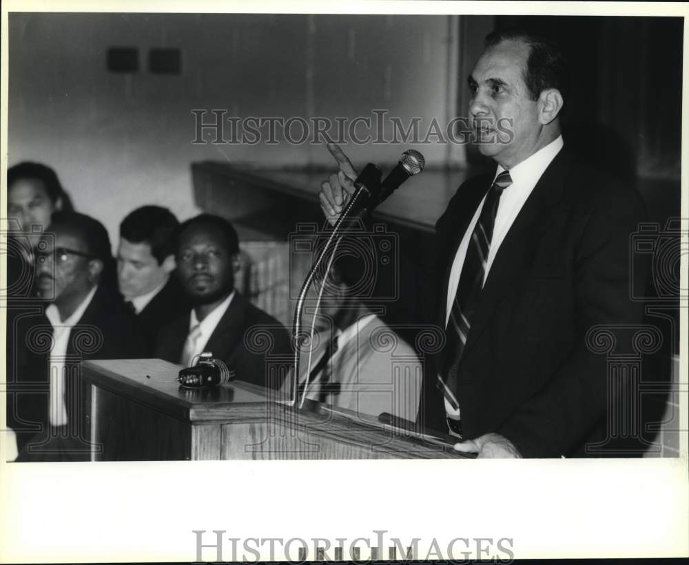 1990 Press Photo Victor Rodriguez speaking at PTSA meeting, Texas - saa29801- Historic Images