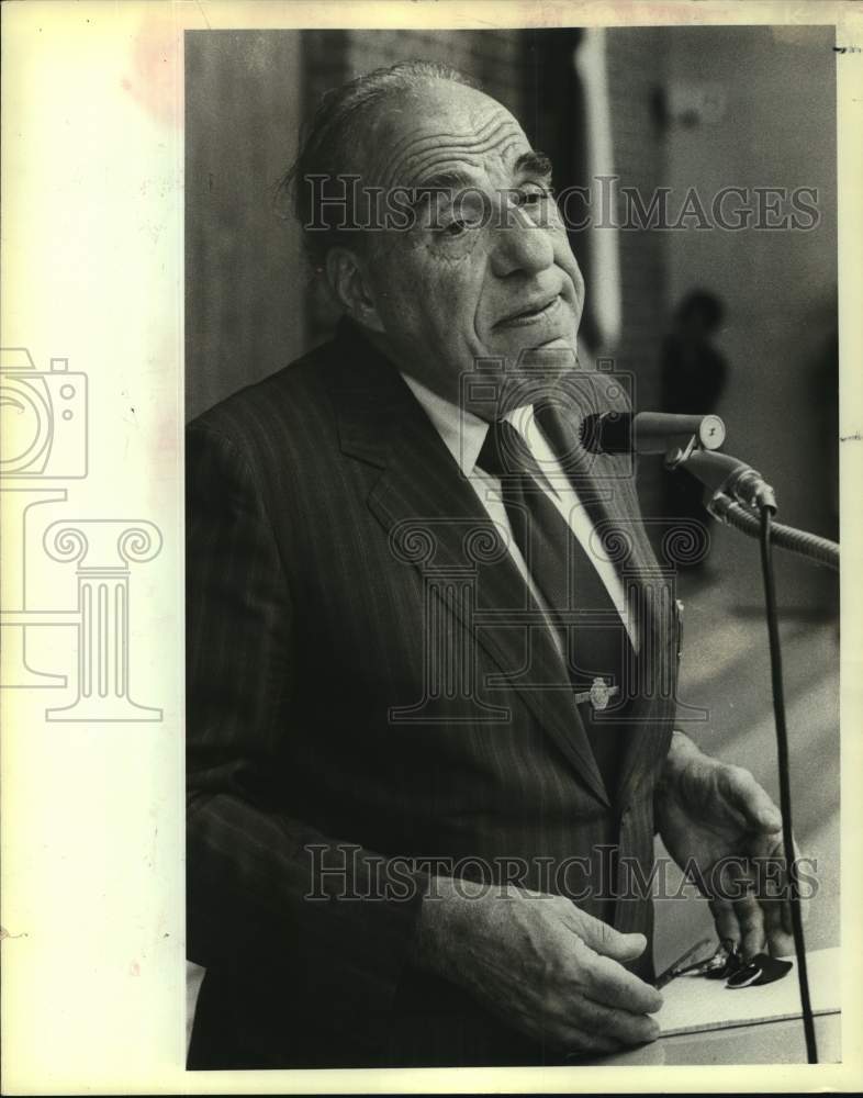 1983 Press Photo Henry B. Gonzalez at West Avenue Elementary, Texas - saa30243