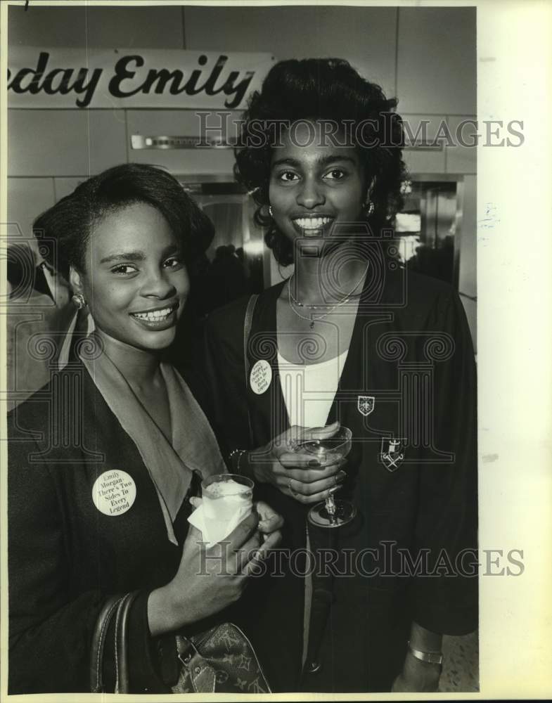 1985 Press Photo Penny Washington and Tracy Freeman at Emily Morgan Hotel, Texas