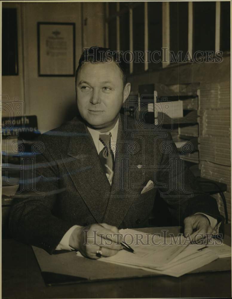 Press Photo Paul Helcamp, president of Broadway Motors - saa30863- Historic Images