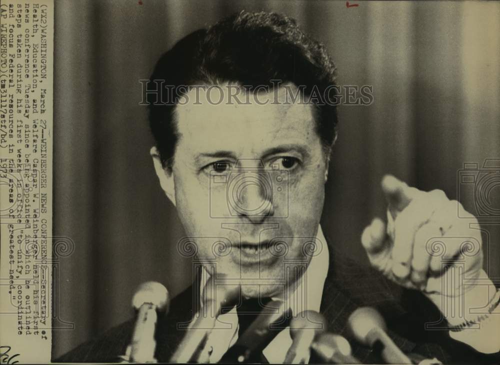 1973 Press Photo Caspar W. Weinberger holding news conference in Washington- Historic Images