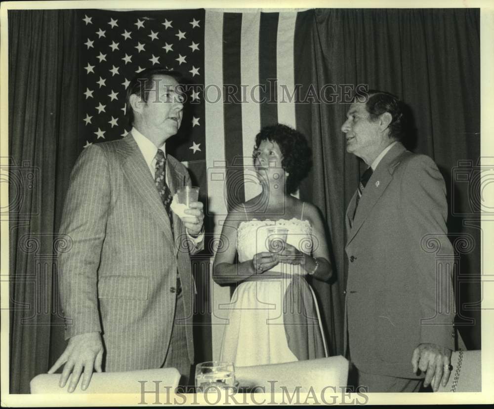 Press Photo Frank Bennack Jr. visiting with lady and Abraham "Chick" Kazen