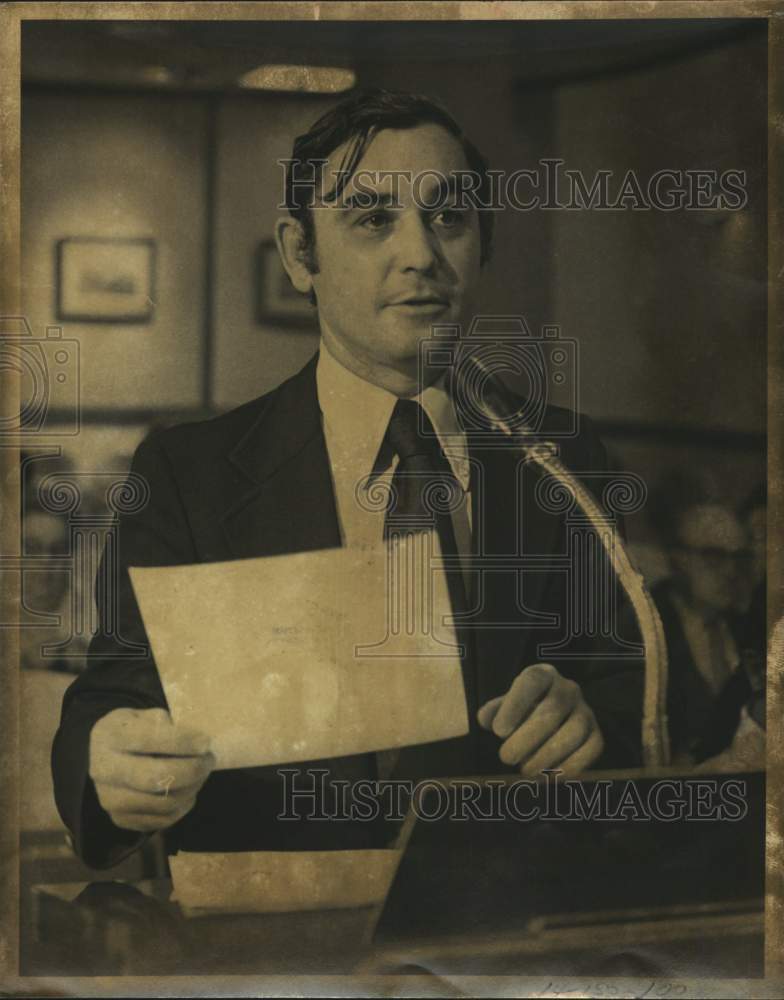 1974 Press Photo Don Thomas, CPSB, standing at microphone - saa32138