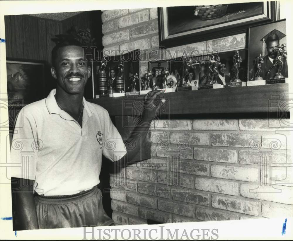 1990 Press Photo John Kellman with his Senior Olympic trophies, Texas- Historic Images