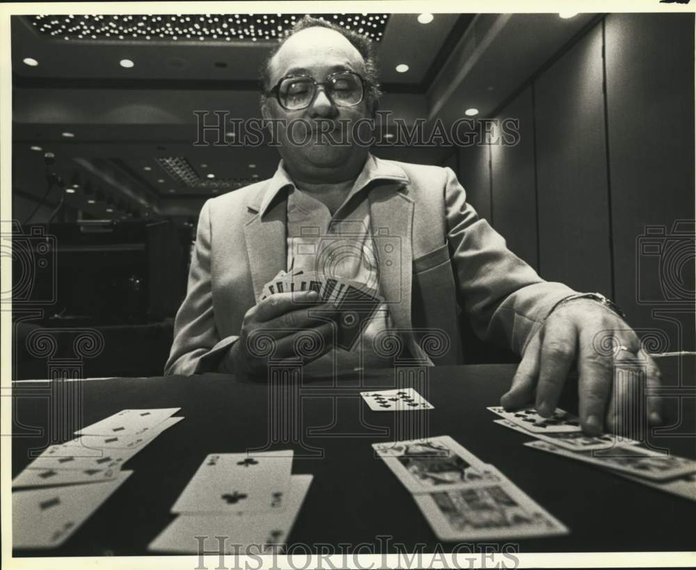 1984 Press Photo Bobby Wolfe playing cards, Texas - saa33002- Historic Images