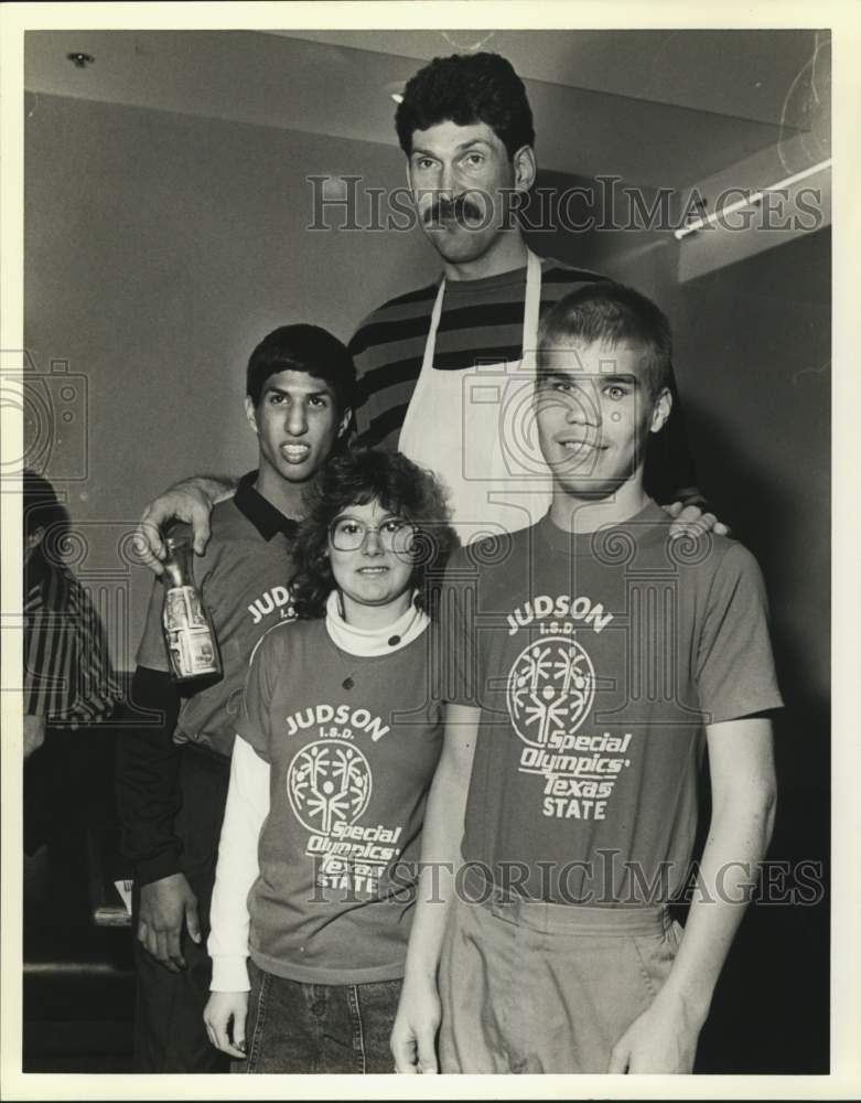 1989 Press Photo Celebrity Waiter's Benefit for Special Olympics, Texas- Historic Images
