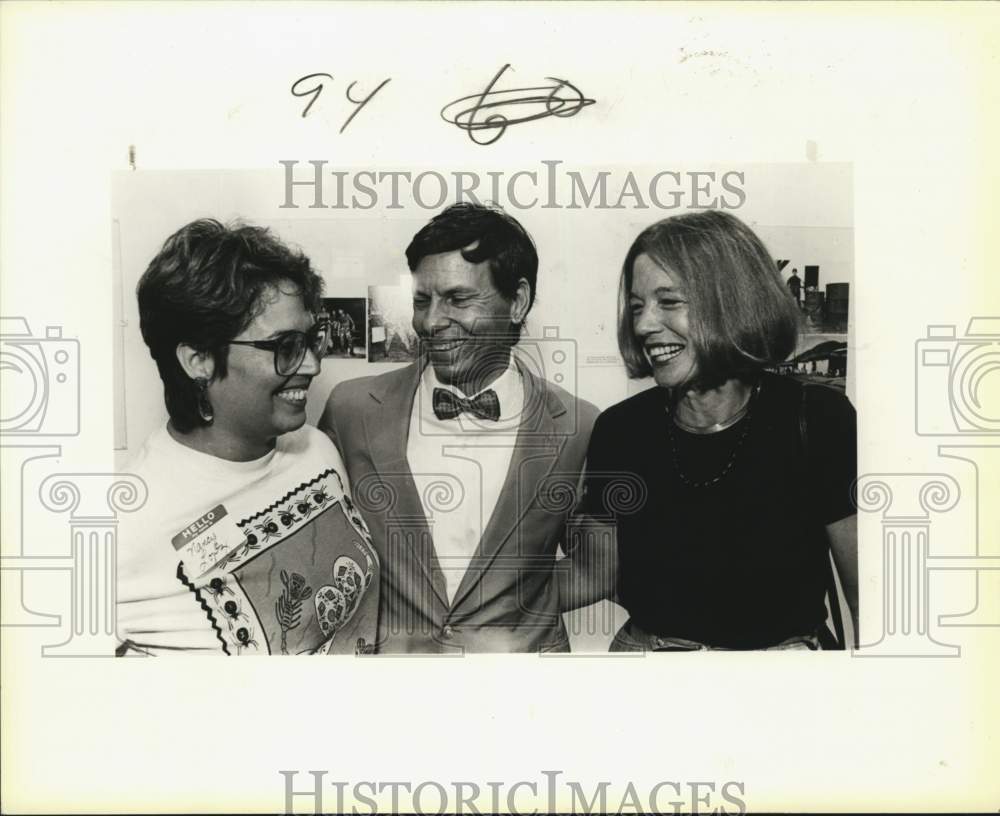 1974 Press Photo Live Oak Fund members with artist at Blue Star Art Space, Texas- Historic Images