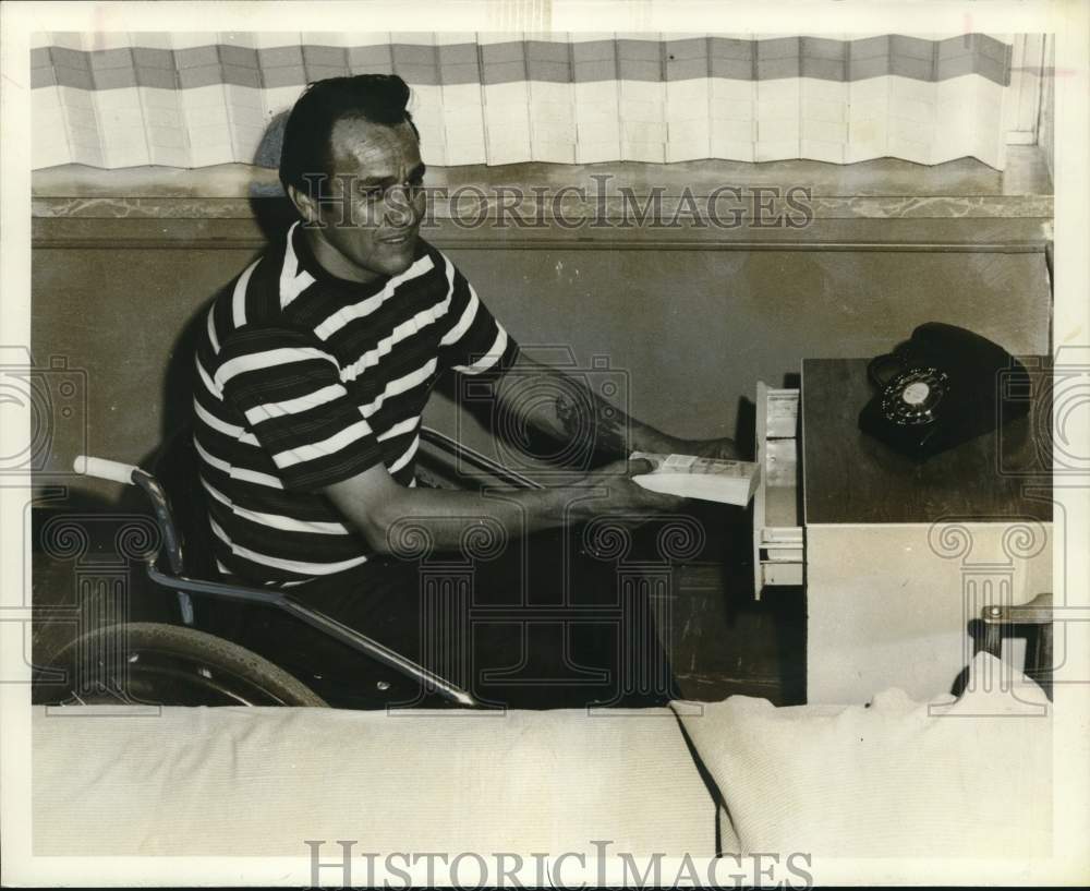 1974 Press Photo Isabel "Izzy" Rodriguez, hospital volunteer, Texas - saa35892