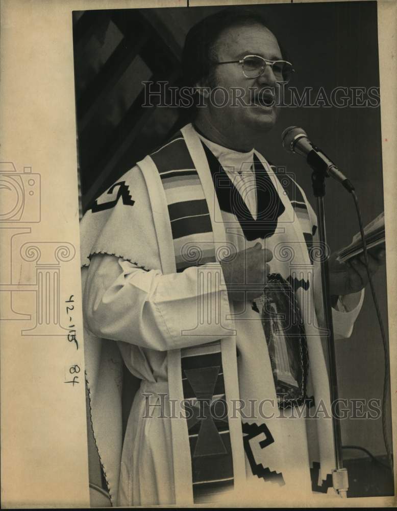 Press Photo Father Balthasar Janacek holds Mass for Stephanie in San Antonio